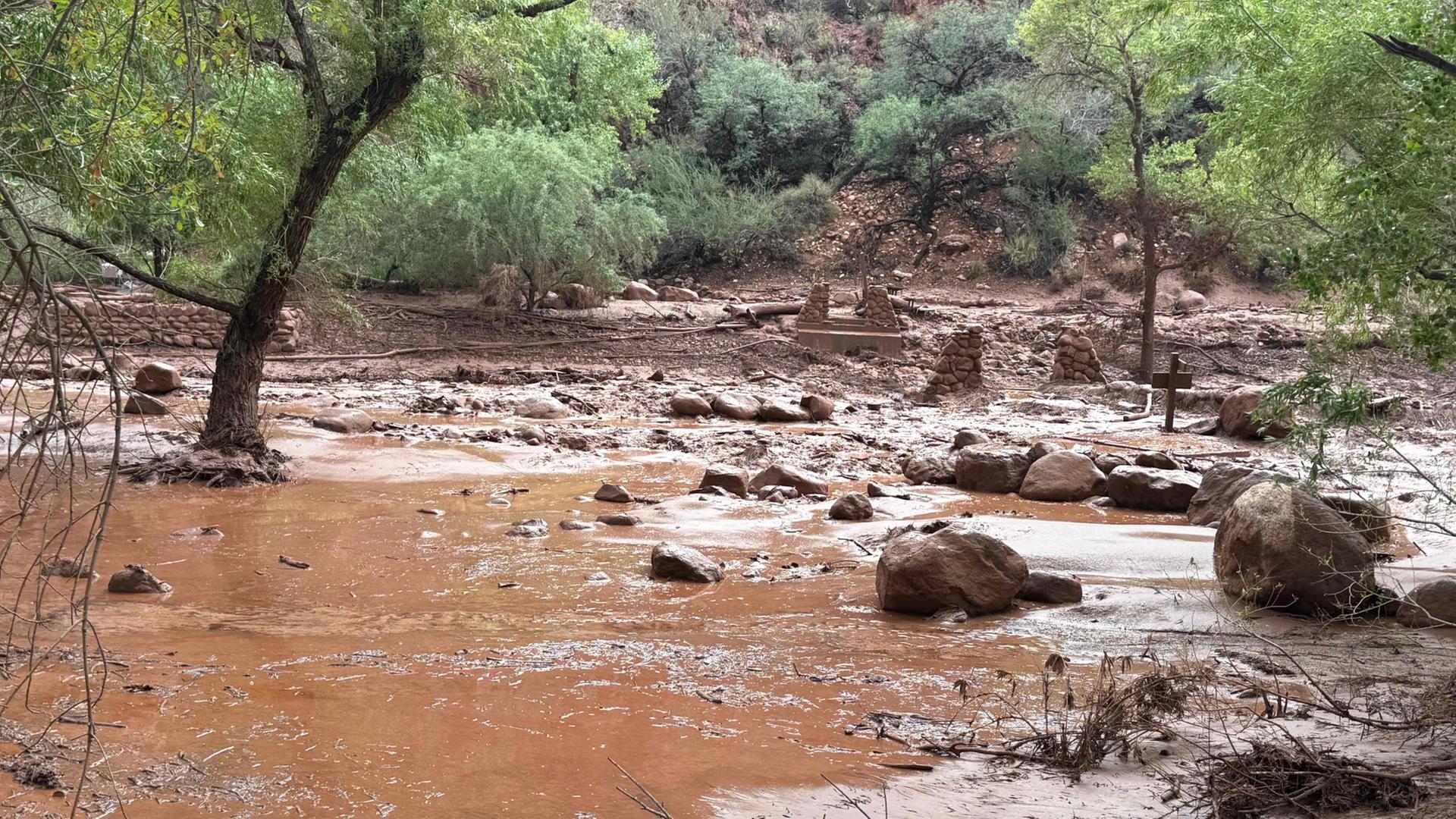 Das vom Grand Canyon National Park Service über X veröffentlichte Bild zeigt Überreste von Steinpfeilern einer Brücke am Bright Angel Creek nach einer Sturzflut, die die Fußgängerbrücke am 29. August zerstört hatte | AFP