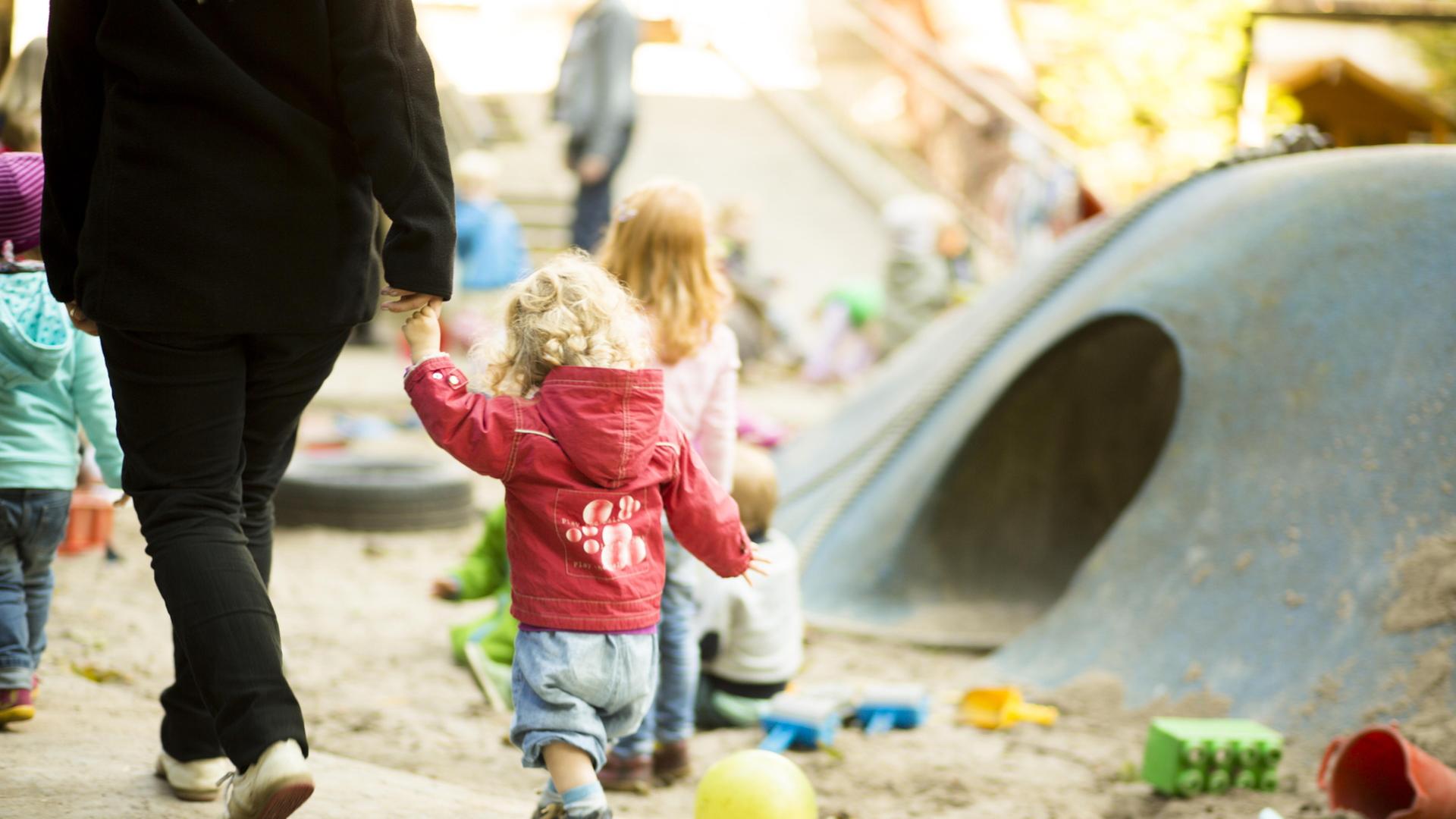 Kinder sind auf einem Spielplatz zu sehen. | ARD-aktuell / Weiss
