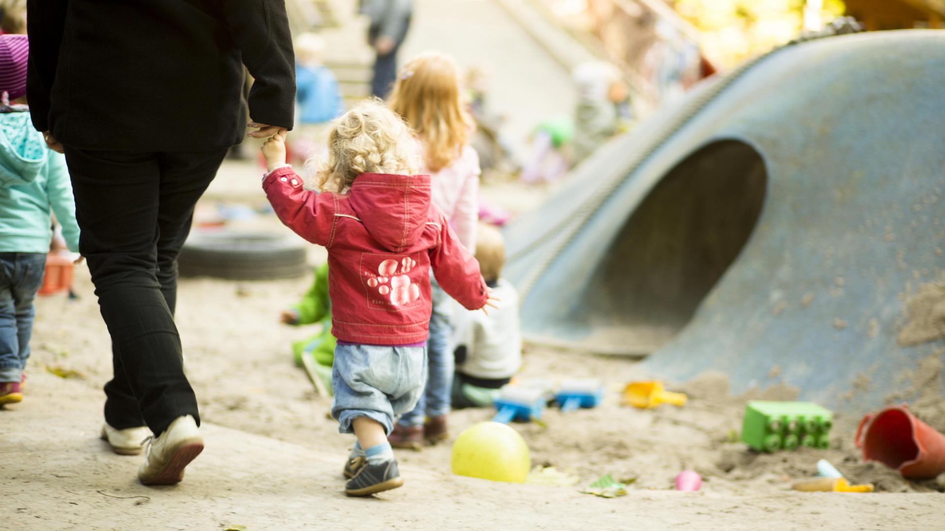 Kinder sind auf einem Spielplatz zu sehen. | ARD-aktuell / Weiss