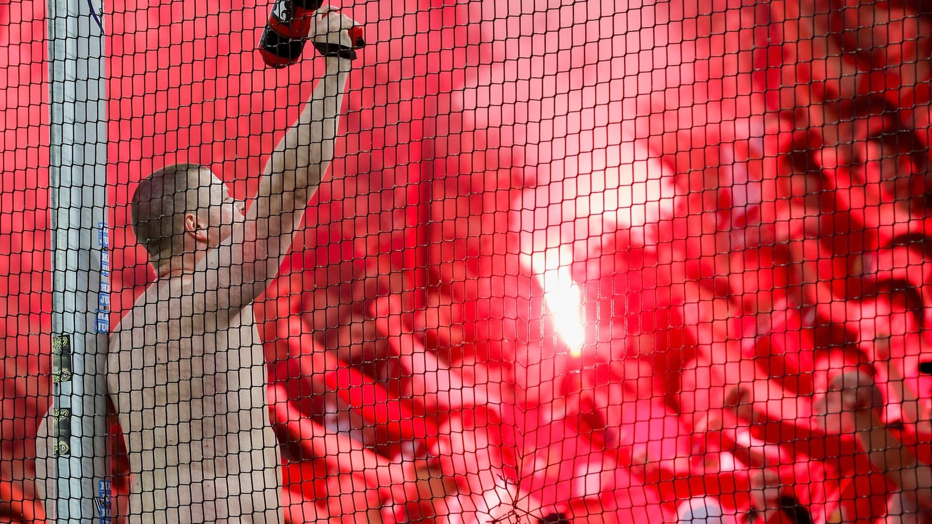 Polizeikosten und Pyrotechnik: Debatte nach Derby
