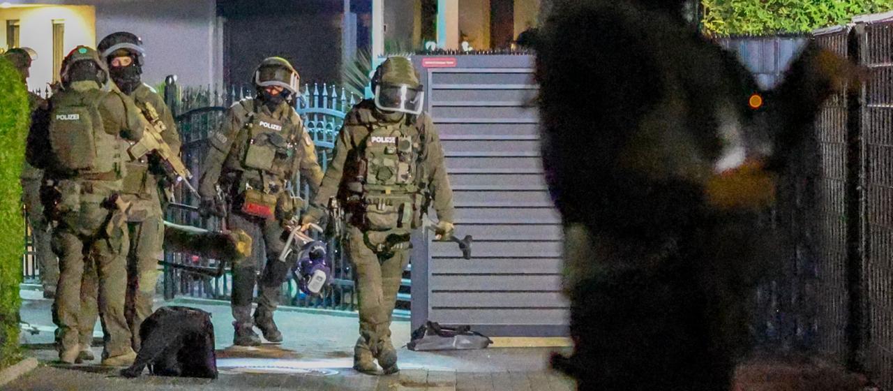 Einsatzkräfte der Polizei sind bei einer Razzia gegen ein Geldwäsche-Netzwerk im Einsatz.