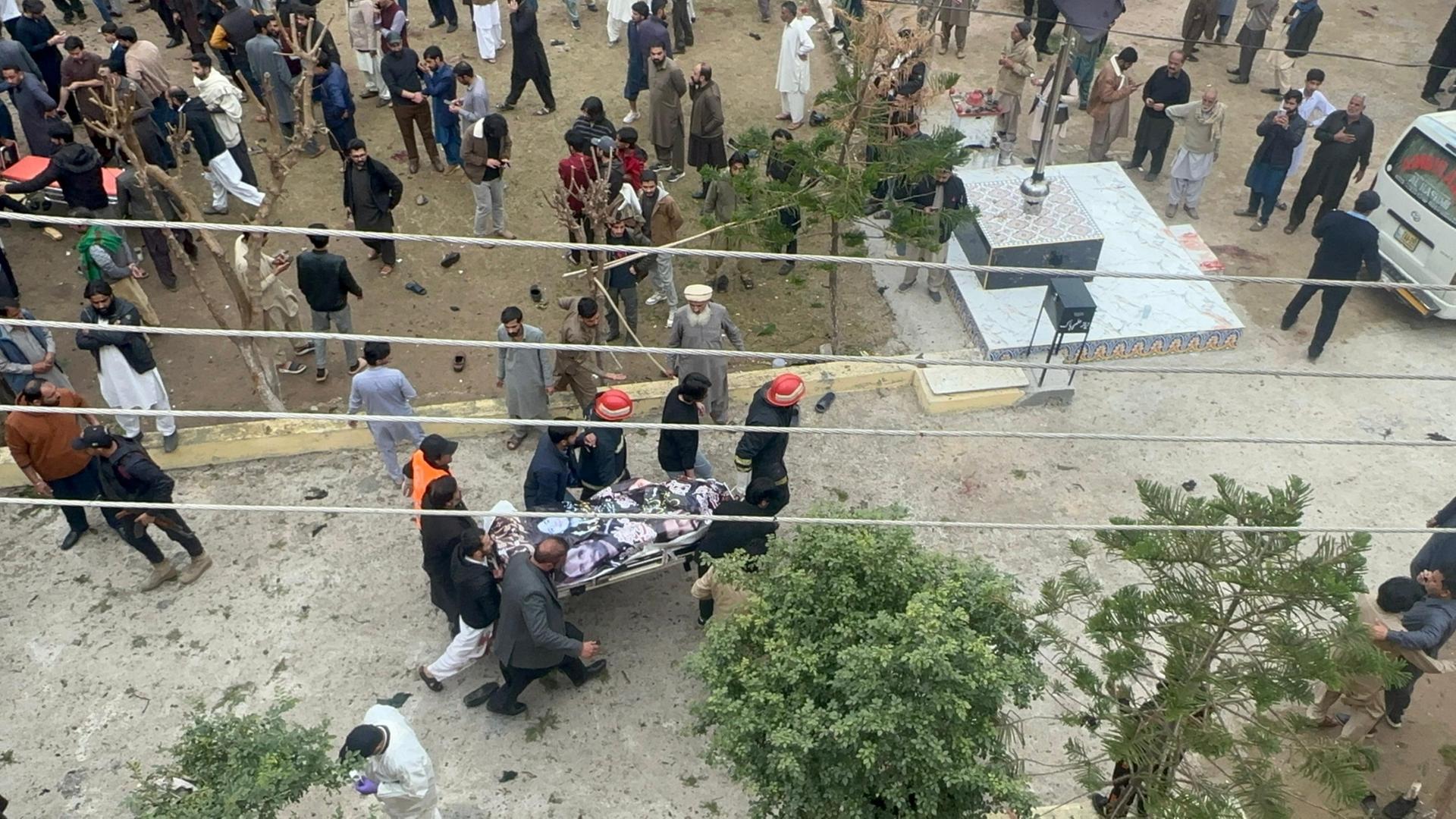 Helfer  transportieren Tote nach Anschlag an einer schiitischen Moschee ins Krankenhaus | EPA