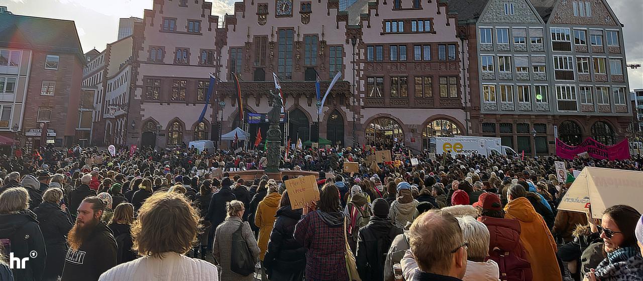 Demonstrierende auf dem Römerberg in Frankfurt