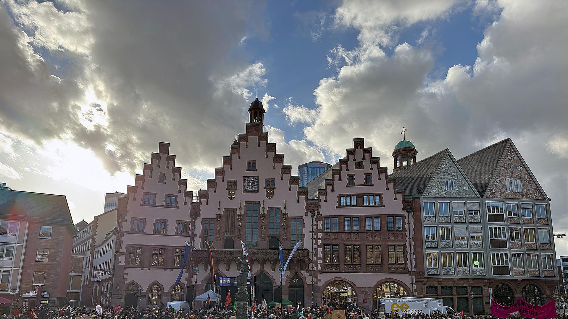 Demonstrierende auf dem Römerberg in Frankfurt | hr/Sven-Oliver Schibat