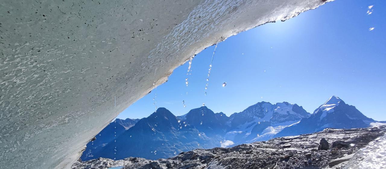 Das Eis des Vadret dal Murtèl auf einer Höhe von 3100 Meter am Fuße des Piz Bernina schmilzt rapide | dpa Das Eis des Vadret dal Murtèl auf einer Höhe von 3100 Meter am Fuße des Piz Bernina schmilzt rapide
