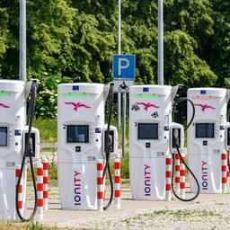 Ladestationen für Elektroautos stehen an der Autobahn-Raststätte "Dresdner Tor". 