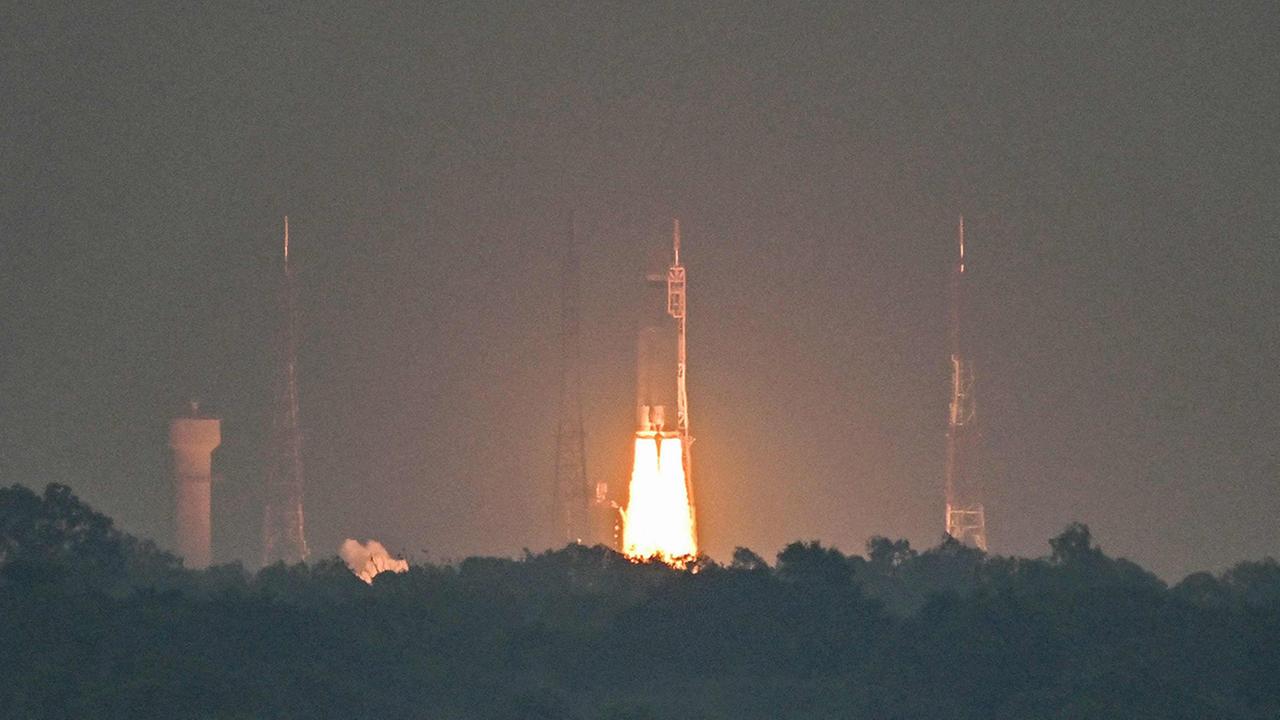 Indien-schickt-mehr-als-vier-Tonnen-schweren-Satellit-ins-All