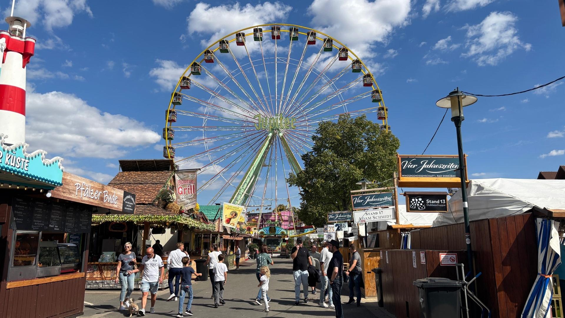 Das Bild zeigt den Wurstmarkt am Eröffnungstag  2026 | SWR