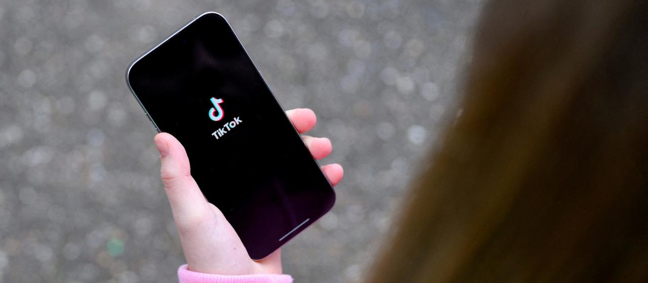 Auf dem Bildschirm eines Smartphones ist das TikTok-Logo zu sehen.