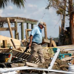 Ein Bewohner von Keaton Beach versucht, sein Hab und Gut zu bergen, nachdem Hurrikan "Helene" über Florida hinweggezogen ist.