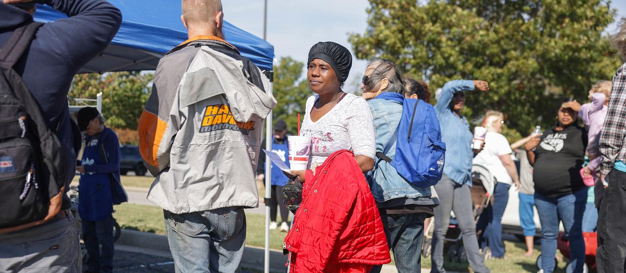 Menschenschlange bei einer Lebensmittelverteilung in Tulsa, USA