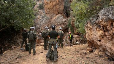 Mitglieder der spanischen militärischen Notfalleinheit (UME) suchen nach Hochwasser-opfern in der spanischen Gemeinde Letur.