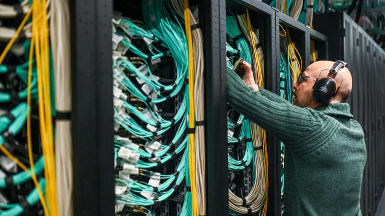 Ein IT-Spezialist arbeitet am Supercomputer „Leonardo“ in Bologna, Italien.