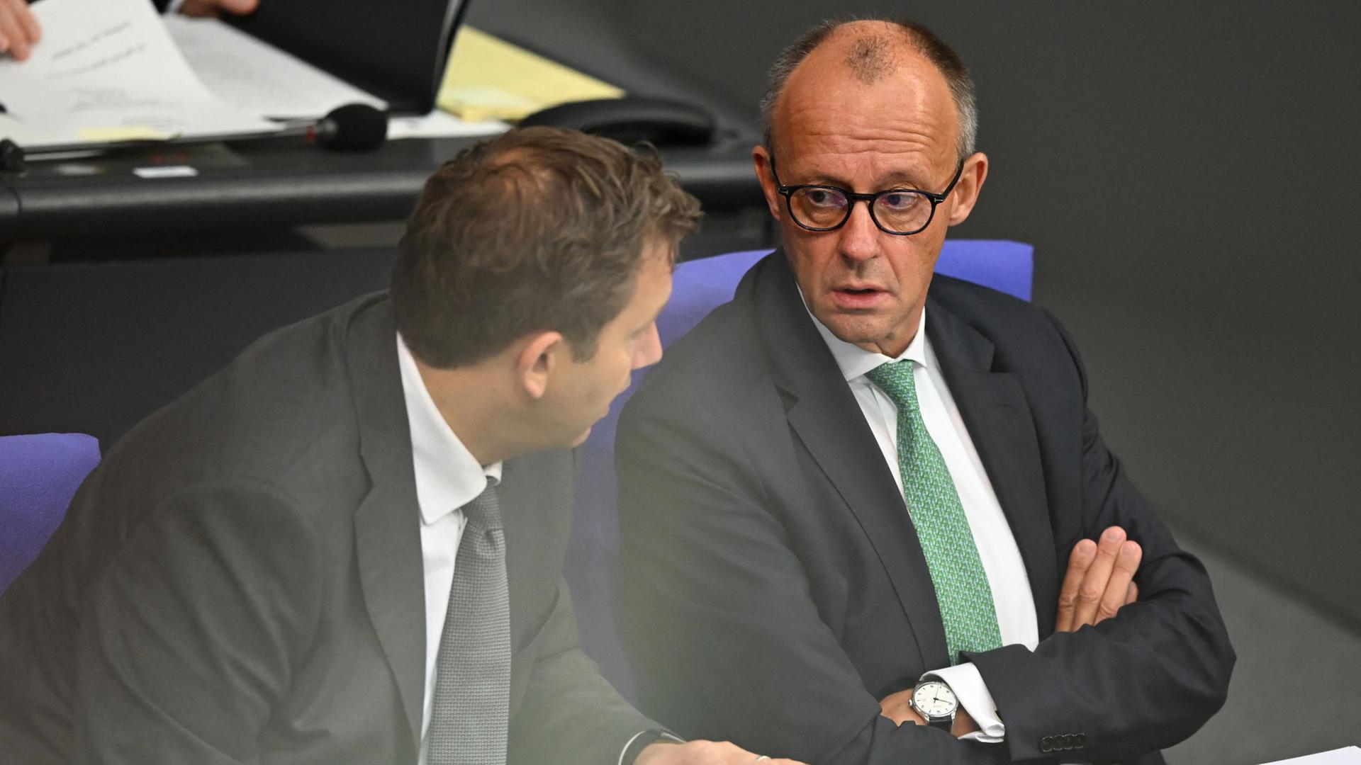 Klingbeil und Merz im Bundestag | Michael Brandt/dpa