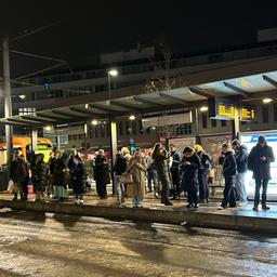 Reisende warten auf ihre Bahn in Heidelberg