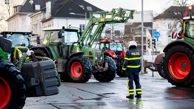 Landwirte demonstrieren mit ihren Traktoren im Stadtzentrum.