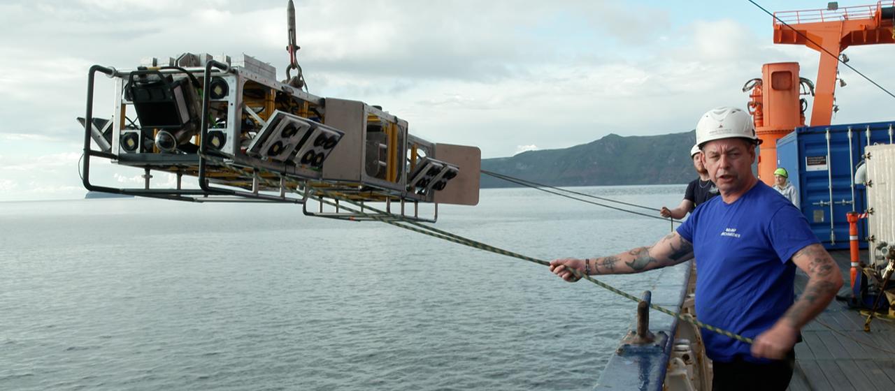 Auf der "Meteor" wird eine Sonde ins Meer hinabgelassen.