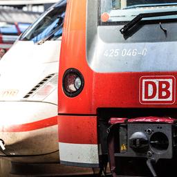 Züge des Regional- und Fernverkehrs stehen im Bahnhof an den Gleisen | picture alliance / pressefoto_korb | Micha Korb Züge des Regional- und Fernverkehrs stehen im Bahnhof an den Gleisen