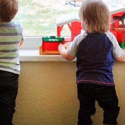 Kinder spielen in einer Kindertagesstätte. Der rheinland-pfälzische Landtag debattiert über die Lage der Kindertagesstätten. Die CDU-Fraktion fordert mehr Personal und mehr Geld vom Land.