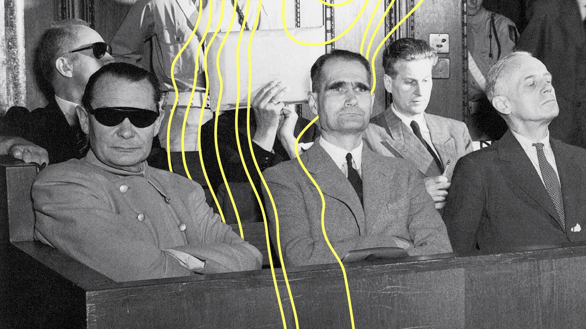 Die Angeklagten Kriegsverbrecher (erste Reiche, v.l.n.r.), Hermann Göring, Rudolf Heß, Joachim von Ribbentrop, (zweite Reihe v.l.n.r.) Karl Dönitz, Erich Raeder und Baldur von Schirach. | picture alliance / SZ Photo, SZ Photo