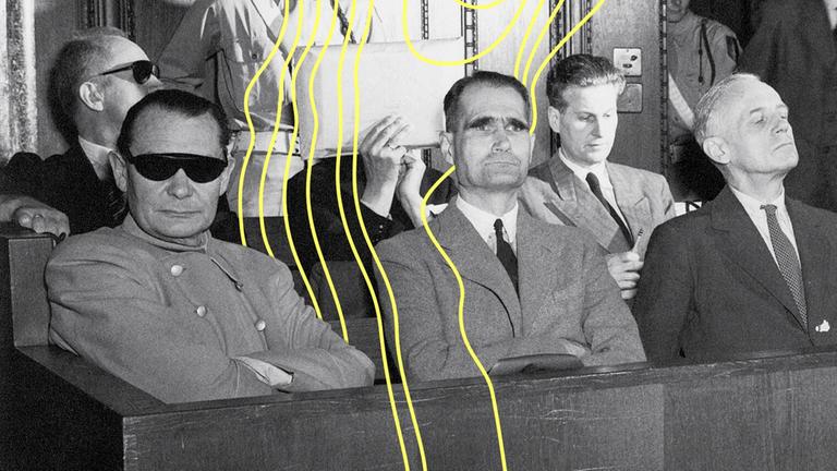 Die Angeklagten Kriegsverbrecher (erste Reiche, v.l.n.r.), Hermann Göring, Rudolf Heß, Joachim von Ribbentrop, (zweite Reihe v.l.n.r.) Karl Dönitz, Erich Raeder und Baldur von Schirach.