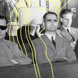 Die Angeklagten Kriegsverbrecher (erste Reiche, v.l.n.r.), Hermann Göring, Rudolf Heß, Joachim von Ribbentrop, (zweite Reihe v.l.n.r.) Karl Dönitz, Erich Raeder und Baldur von Schirach.