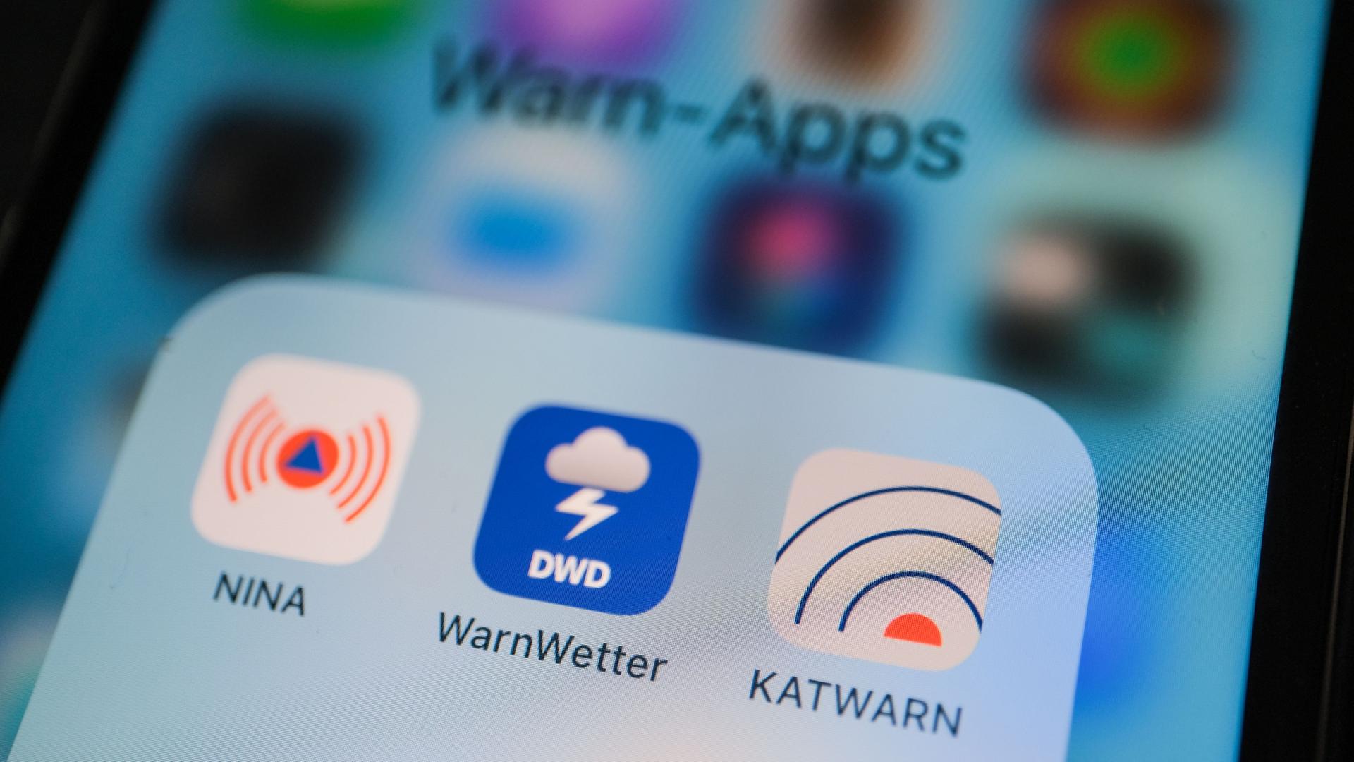 Drei Warnapps auf einem Smartphone-Bildschirm. | dpa