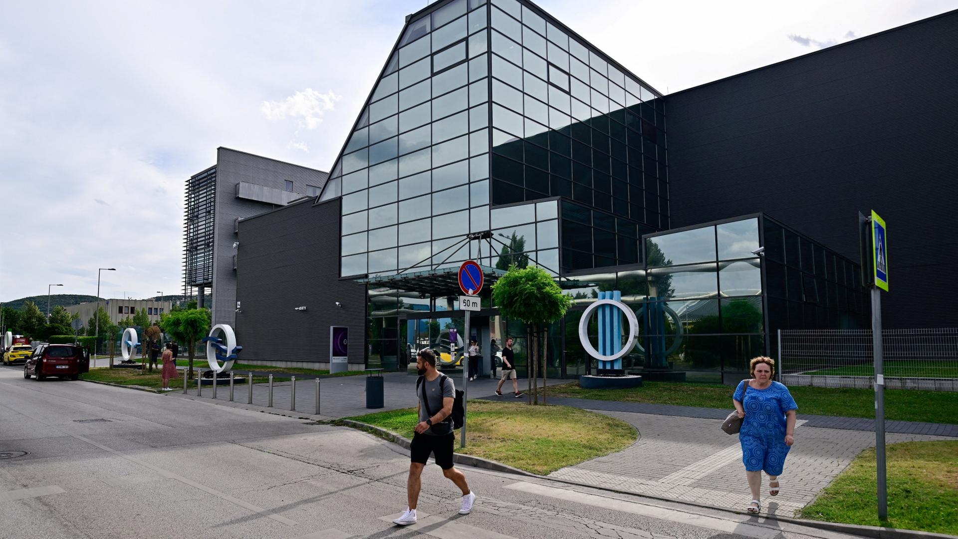 Menschen gehen am Hauptsitz des ungarischen Staatsfernsehens in Budapest vorbei. | REUTERS