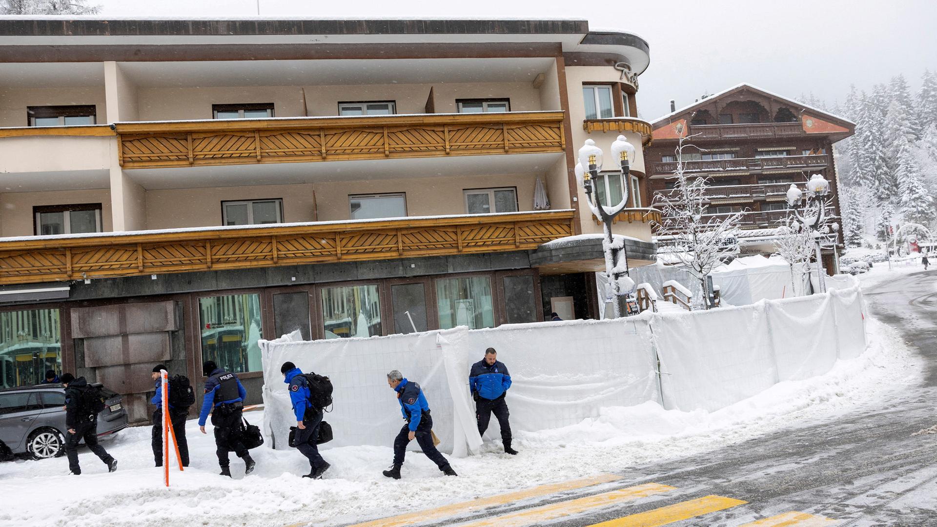 Polizeibeamte verlassen die Bar 