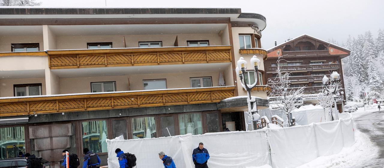Polizeibeamte verlassen die Bar "Le Constellation" in Crans-Montana, Schweiz.
