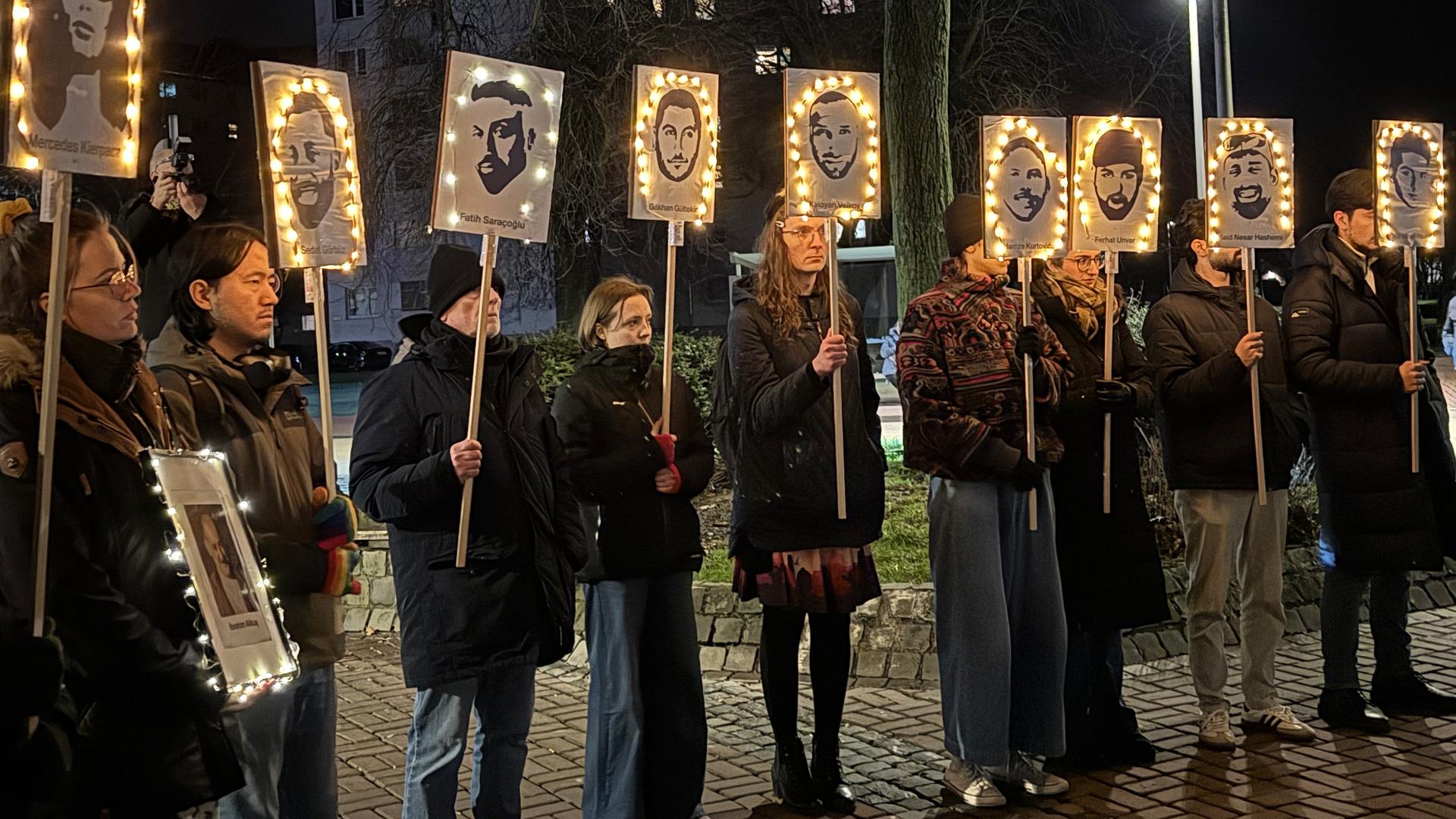 Sechs Jahre nach Hanau-Anschlag: Menschen in NRW gedenken der Opfer