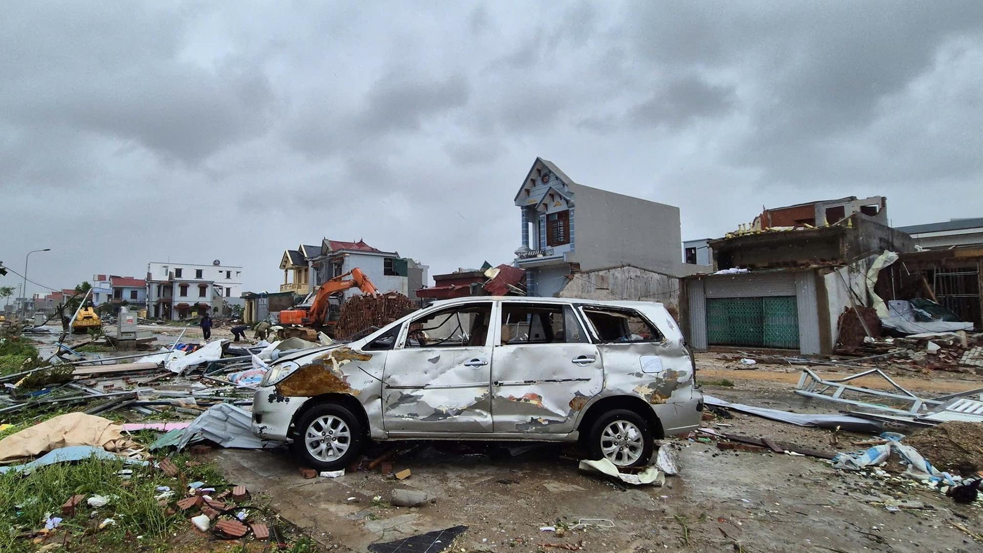 Ein beschädigtes Auto ist inmitten von Trümmern in Thanh Hoa (Vietnam) zu sehen. | AP