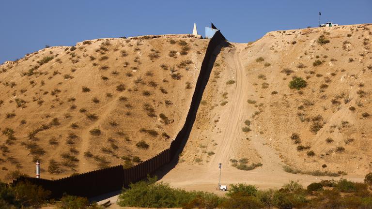 Ein Blick auf die Mauer zwischen den USA und Mexiko, 