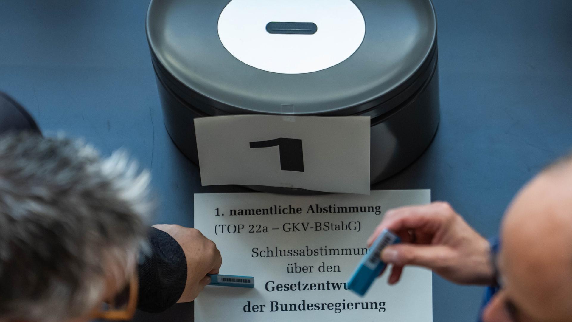 Bundestag stimmt für Krankenkassen-Sparpaket