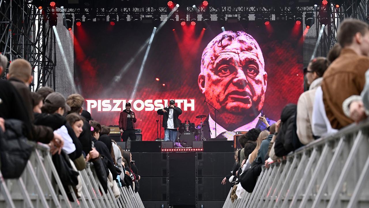 Vor Wahl in Ungarn: Mehr als 100.000 Besucher bei Konzert gegen Orban