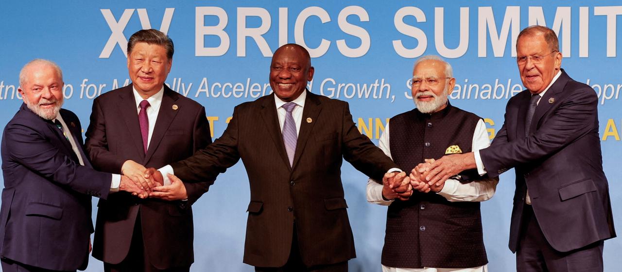 Lula, Xi, Ramaphosa, Modi und Lawrow schütteln sich auf dem BRICS-Gipfel in Johannesburg (Südafrika) die Hände.