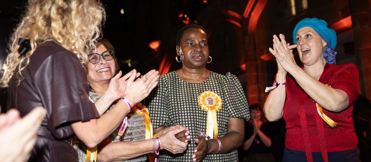 Frauen beklatschen die Künstlerin Nnena Kalu