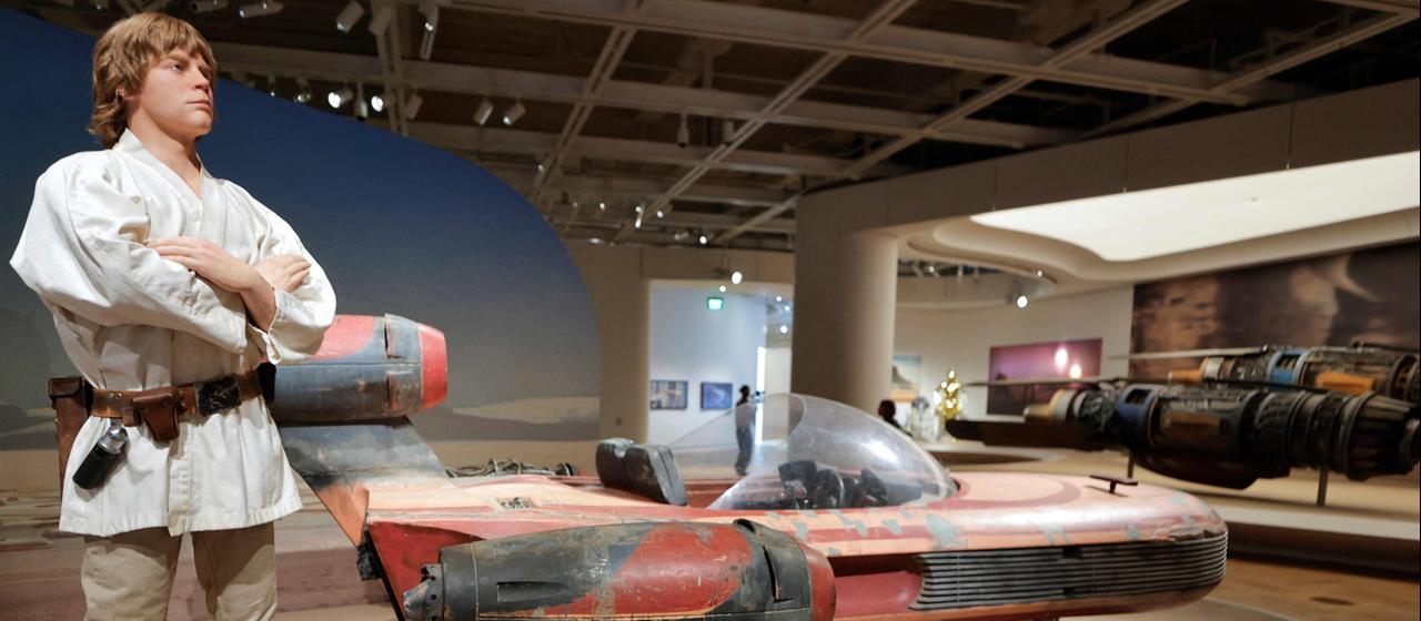 Ein Luke-Skywalker-Landgleiter wird im neuen Lucas Museum of Narrative Art präsentiert.