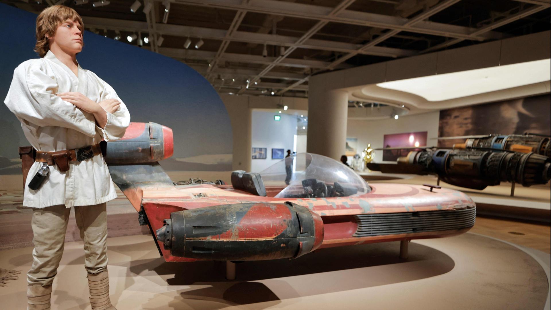 Ein Luke-Skywalker-Landgleiter wird im neuen Lucas Museum of Narrative Art präsentiert. | Photo by MARIO TAMA / GETTY IMAGES NORTH AMERICA / Getty Images via AFP