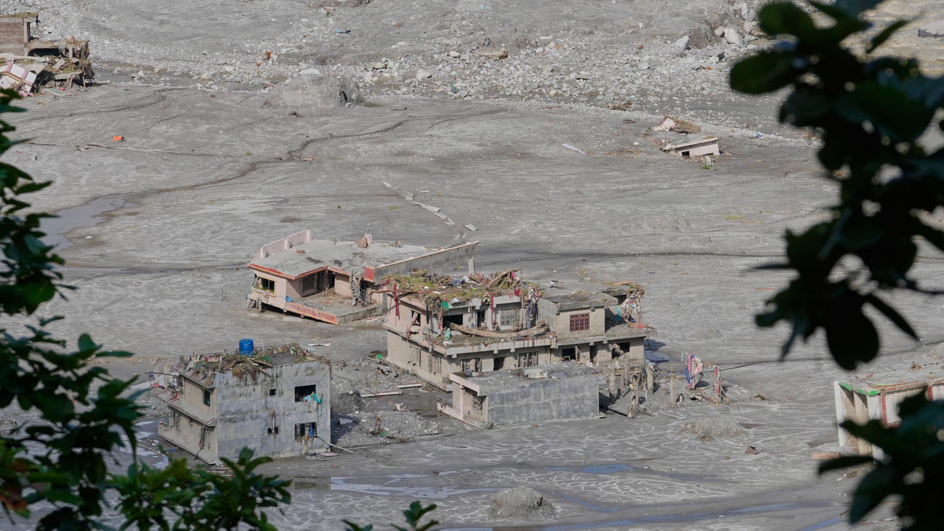 Zerstörte Häuser nach der Sturzflut in Nepal | Dar Yasin/AP/dpa