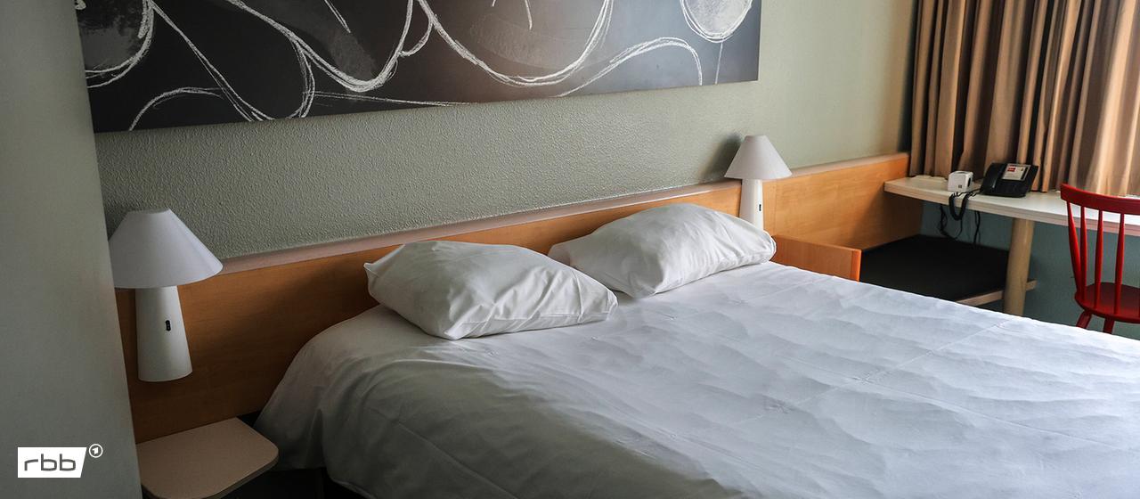 Symbolbild:Hotelzimmer in einem ibis Hotel in Berlin.(Quelle:imago images/R.Wölk)