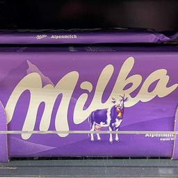 Milka Schokolade in einer 90-Gramm-Packung. | picture alliance / Wagner Milka Schokolade in einer 90-Gramm-Packung.