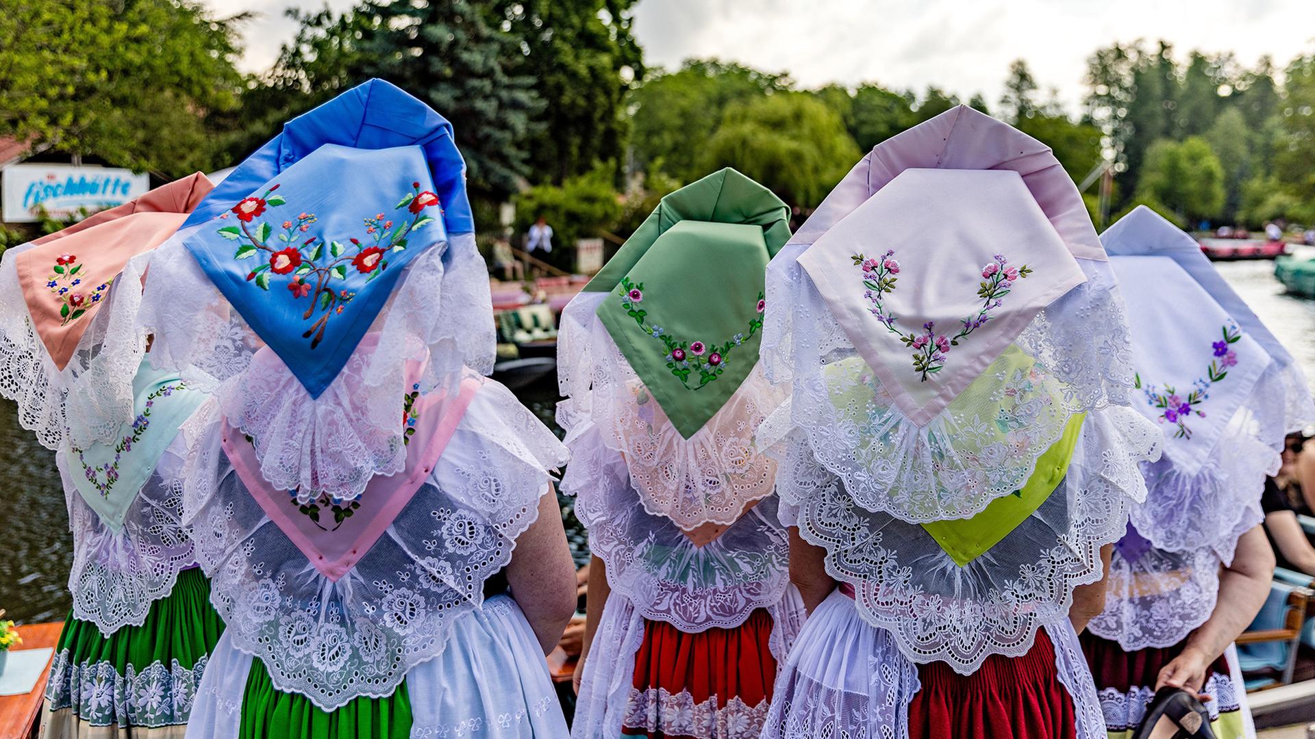 Frauen in sorbisch-wendischen Trachten nehmen am Deutschen Trachtentag teil im Spreewald. | Frank Hammerschmidt/dpa