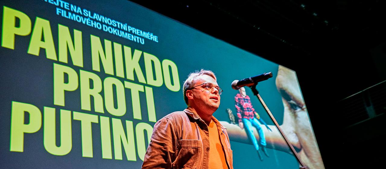 Pavel Talankin spricht vor dem Filmplakat 