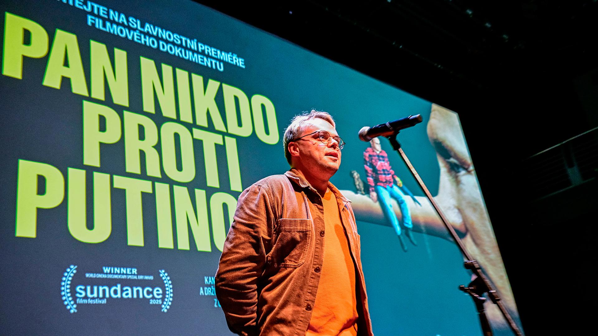 Pavel Talankin spricht vor dem Filmplakat 