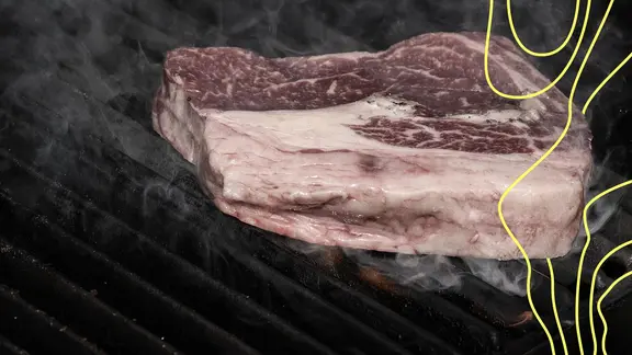 Un steak de faux-filet grillé à l'extérieur.