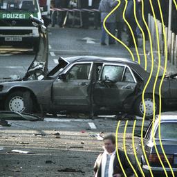 Das beschädigte Auto des deutschen Bankiers Alfred Herrhausen ist am Donnerstag, den 30. November 1989, in Bad Homburg, Deutschland, abgebildet, nachdem eine Bombe es zerstört und den Bankier getötet hat.