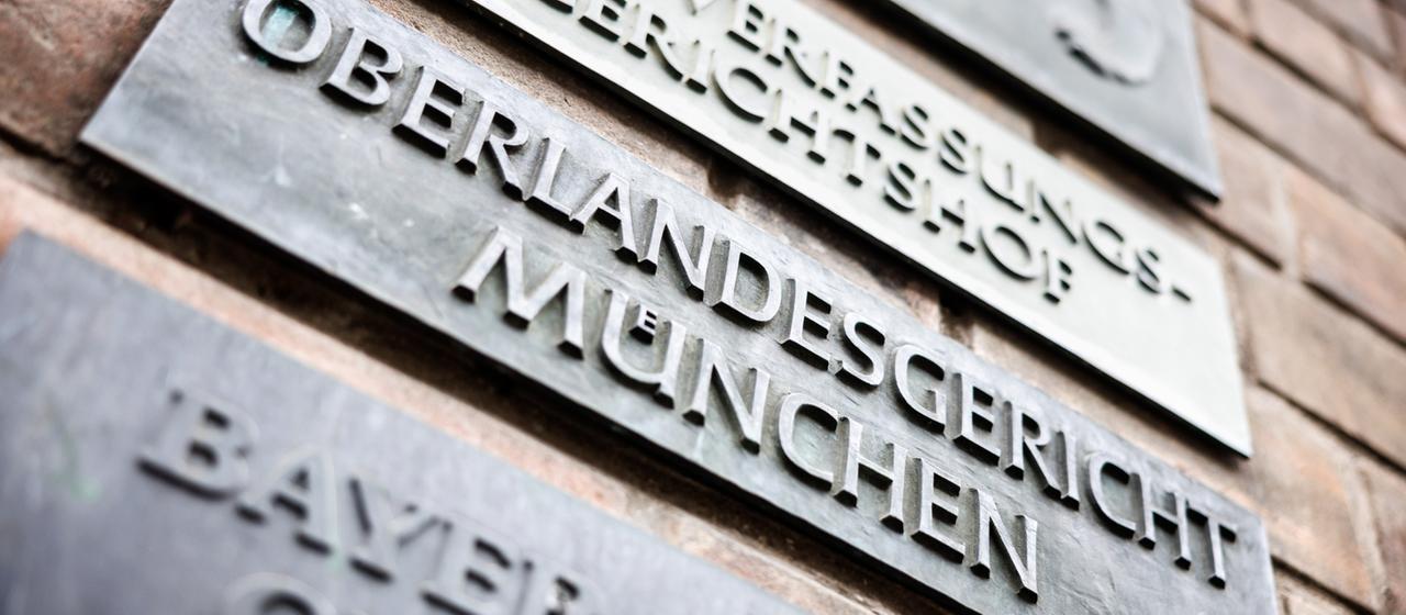 Schildern am Eingang des Gerichtsgebäudes vom Oberlandesgericht München