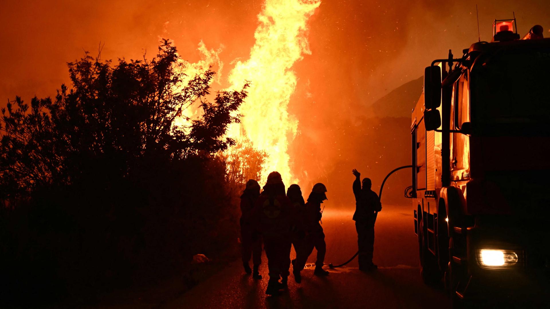 Feuerwehrleute löchen am 13.08.2025 einen Waldbrand nahe Patras. | AFP