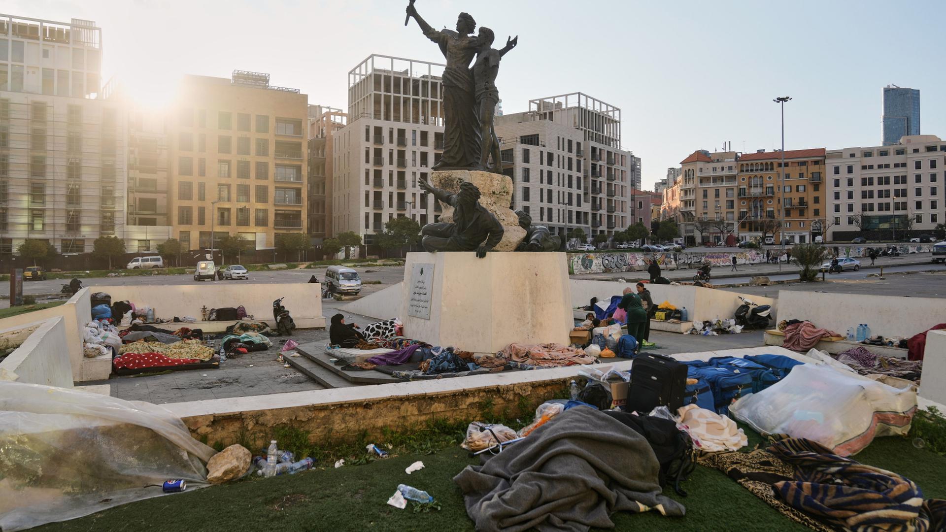 Vertriebene schlafen auf dem Märtyrerplatz in der Innenstadt von Beirut.  | Bilal Hussein/AP/dpa